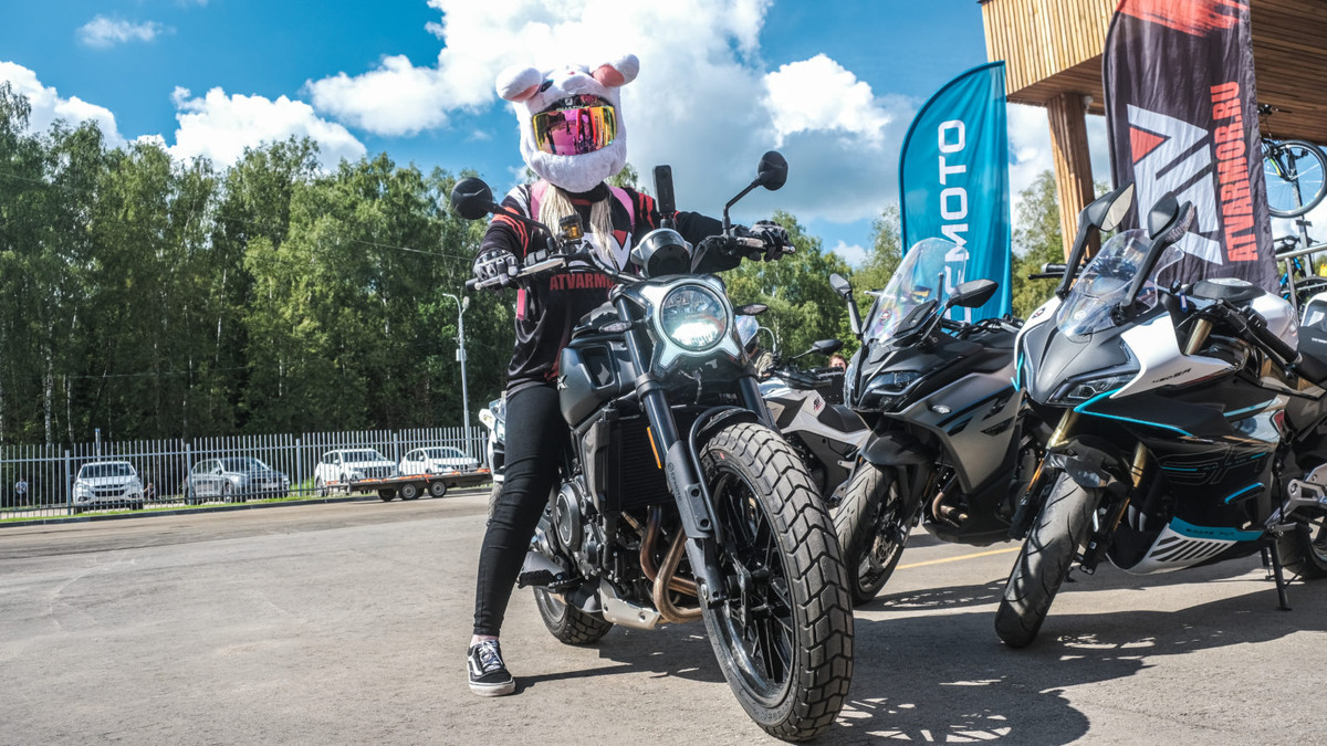 
Пример спокойного мотоцикла со впечатляющей мощностью — CFMOTO 700CL-X Heritage. При 70 л.с. этот байк позволяет вальяжно рассекать в потоке