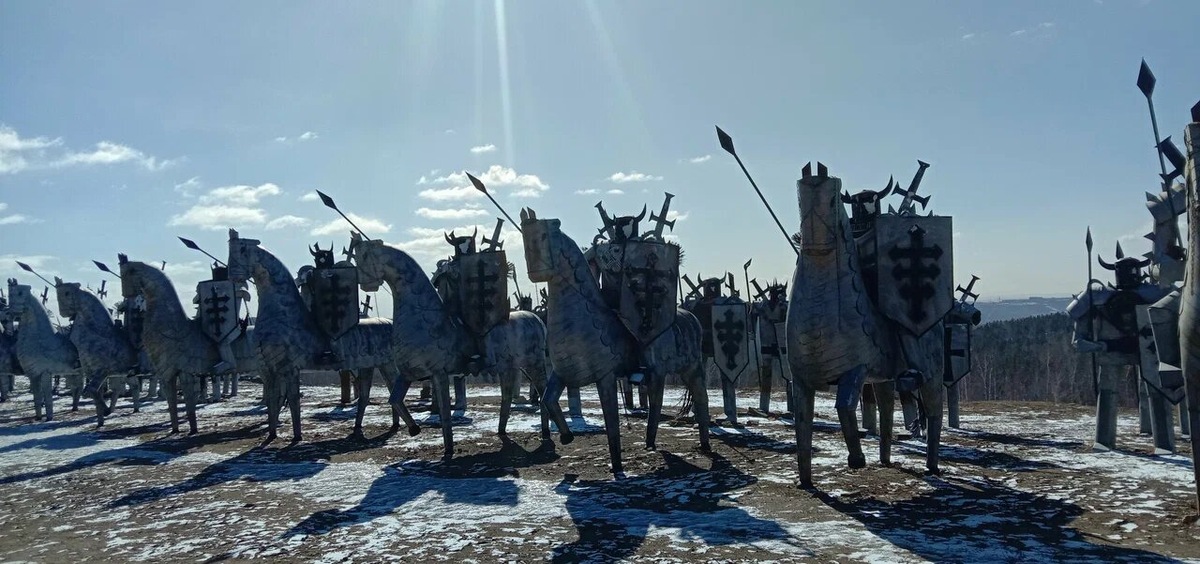 Туристов встречает целое войско всадников в латах. Фото: Лидия Салыч (Ткаченко) / Яндекс Карты