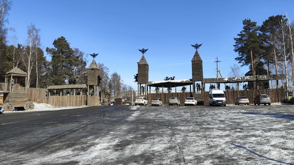 Около въездных ворот сейчас расположилась парковка. Фото: Андрей Герасимов / Яндекс Карты