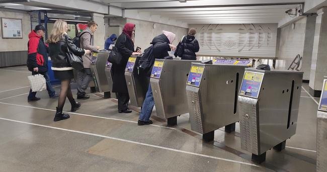 При прохождени через турникет не надо чрезмерно торопиться, следует соблюдать правила прохода