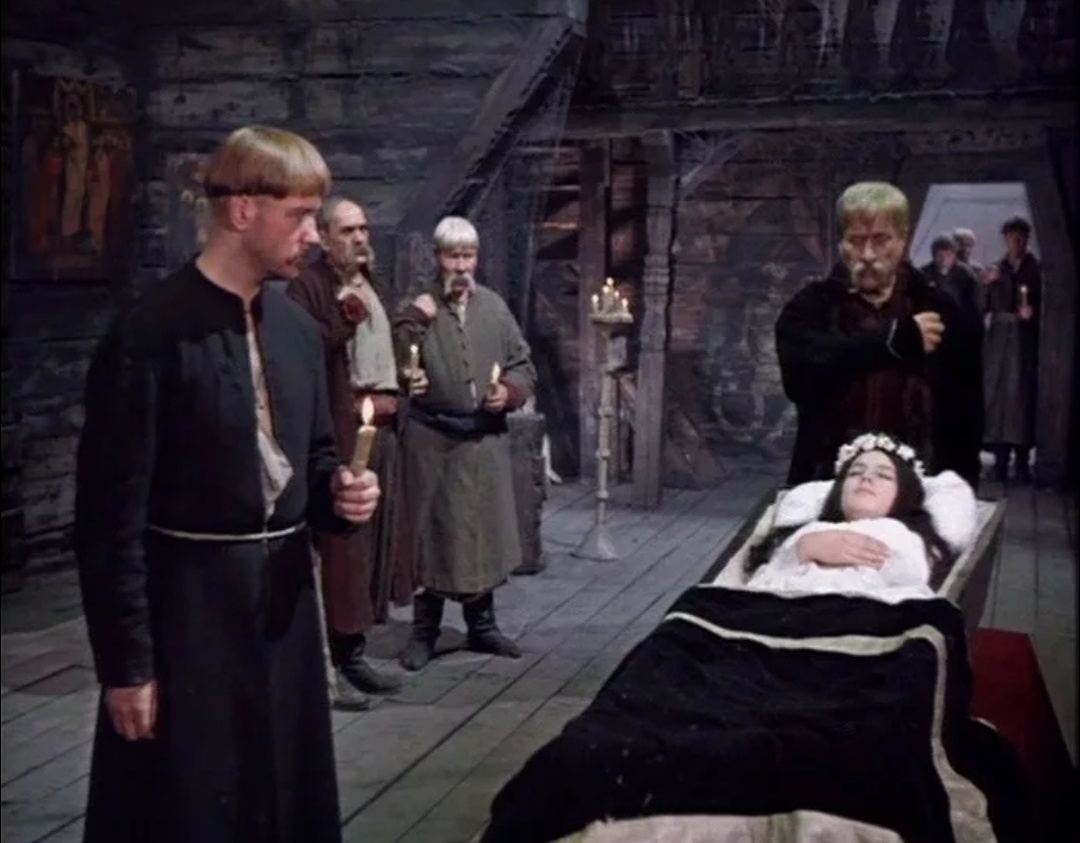 Яндекс. Я намеренно не стала приводить реальное фото похорон. Ограничимся кадром из легендарного советского фильма "Вий")) 