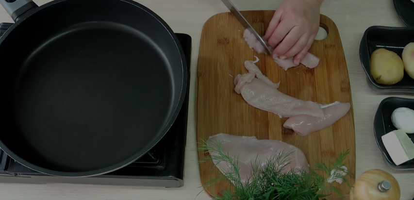 Нарезаем куриное филе