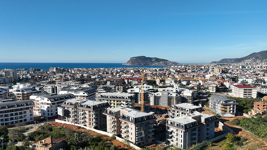 В 2025 году турецкие курорты Анталья и Аланья достигли небывалых высот в туристической сфере, превзойдя все предыдущие показатели. Эти популярные направления на Средиземном море стали настоящим магнитом для отдыхающих со всего мира, особенно из Европы и бывшего СССР. По официальным данным, Анталья приняла свыше 17 миллионов иностранных посетителей, что на 1,2% больше, чем в рекордном 2024-м. Аланья, как ключевой район провинции, также внесла значительный вклад, привлекая любителей пляжного отдыха и экскурсий.
Основной приток туристов пришел из России и Германии – эти две страны обеспечили почти половину всех прибытий. Российские гости, которых насчитывалось около 4 миллионов, предпочитали Анталью за ее все включено-отели, теплый климат и разнообразные развлечения. Немцы, с показателем в 3,5 миллиона человек, выбирали регион за культурные достопримечательности и спокойный отдых. Вместе они составили 48% от общего числа, что подчеркивает сильные связи Турции с этими рынками. На третьем месте оказалась Великобритания с 1,5 миллионами туристов, а за ней – Польша и другие европейские страны.
Секрет успеха – в продуманной инфраструктуре: новые аэропорты, улучшенные дороги и расширенные услуги для семейного туризма. Несмотря на глобальные вызовы, как колебания курсов валют, сезон удался. Лето 2025-го запомнится пиковыми месяцами – июлем и августом, когда ежедневно прилетали тысячи рейсов. Аланья особенно выделялась: ее пляжи, древние руины и ночная жизнь привлекли молодежь и семьи. Местные власти отмечают рост доходов от туризма на 5-7%, что пойдет на развитие экологии и сервиса.
В целом, 2025 год стал триумфом для Антальи и Аланьи, подтвердив их статус лидеров Средиземноморья. Ожидается, что в 2026-м цифры вырастут еще, если сохранится стабильность в международных отношениях. Туристы возвращаются сюда за солнцем, морем и гостеприимством, которое не меняется годами.