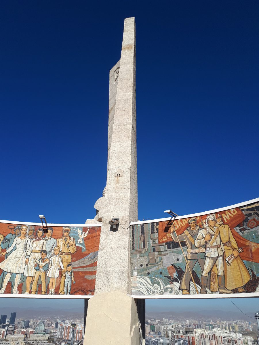 В центре мемориального комплекса установлена вот такая стелла, а в кольце вокруг неё выложена красивая мозаика, смысл которой становится понятен если немного вспомнить историю.