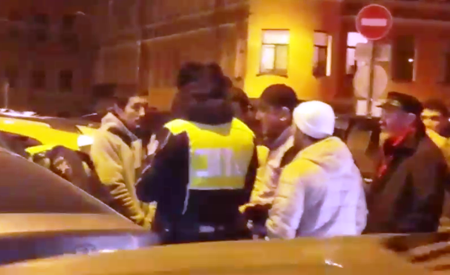 Диаспора оперативно прибыла на место ДТП и принялась защищать своего соотечественника перед сотрудниками ДПС.