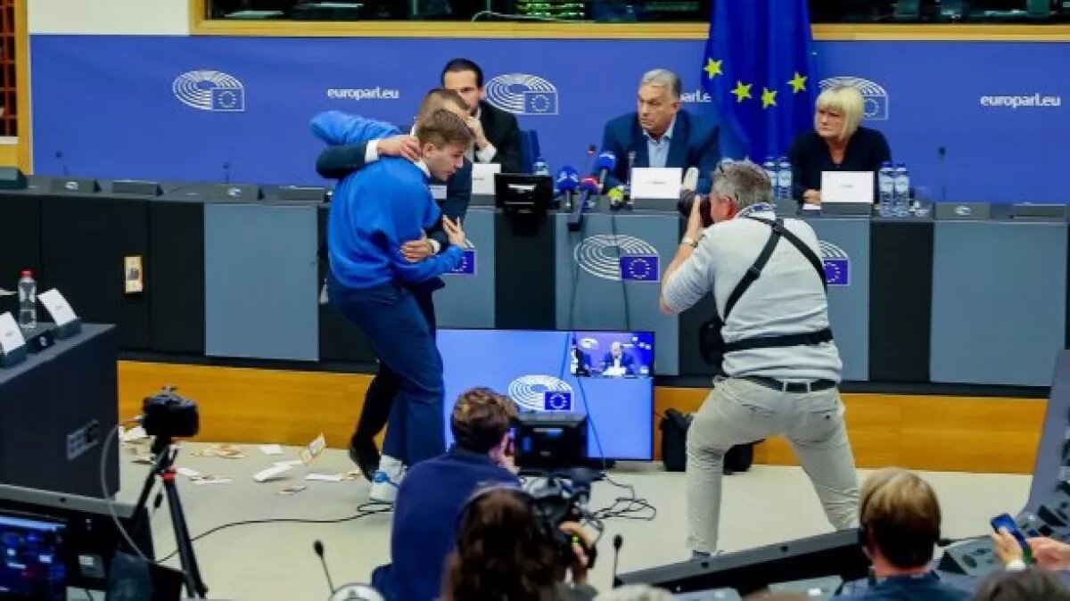 Охранник нейтрализует дебошира.