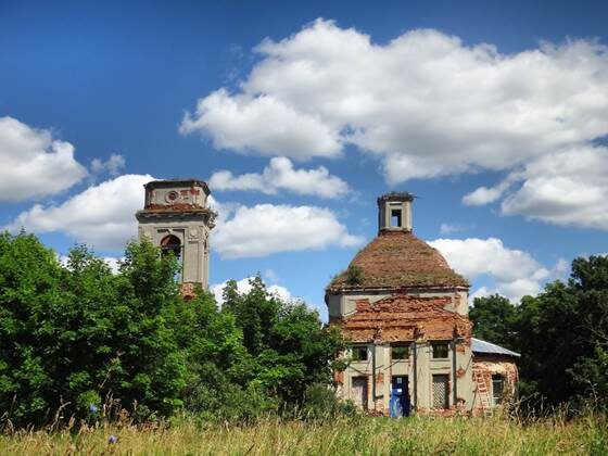 
 Руины Преображенской церкви в селе Хитрово. Здание храма (1781 г.) обезглавлено: утрачены купол и верхние части колокольни, но основные стены и свод сохранились (фото 2014 г.)