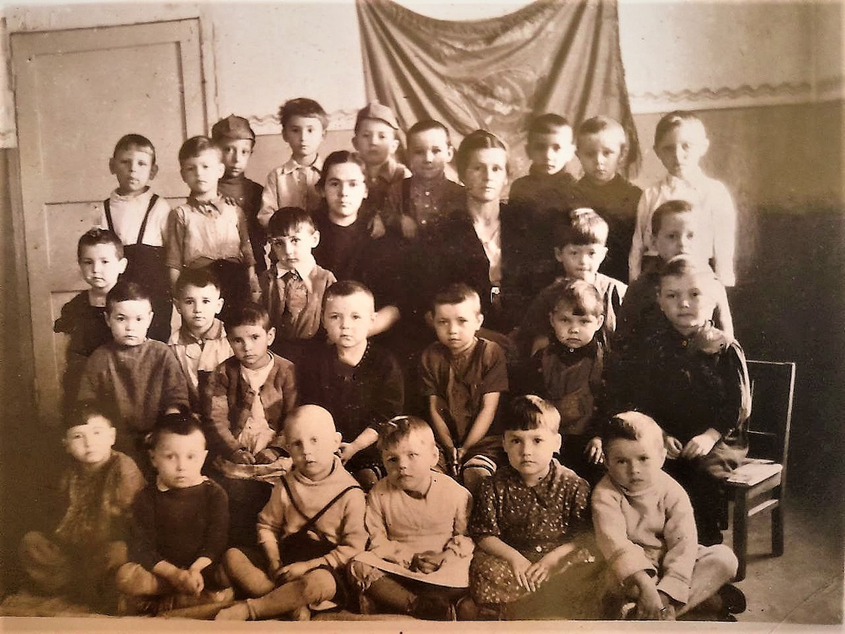 1943 год. Детский сад города Молотов. На полу вторая справа сидит моя трехлетняя мама. Из фотоальбома Шиловой Алевтины Анатольевны.