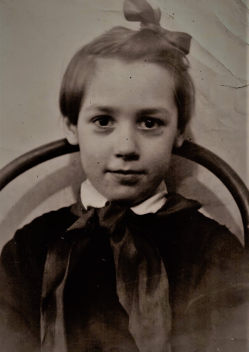 Алевтина в 10 лет, 1950 год.