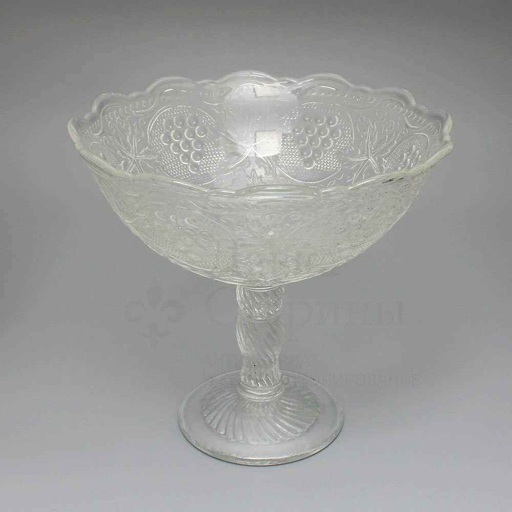 Фруктовница на ножке «Виноград», стекло СССР, 1950-60 гг. Фото с нашего сайта dvaveka.ru