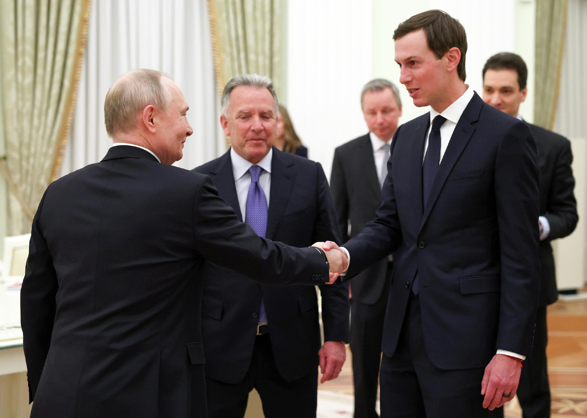 Президент России Владимир Путин приветствует в Кремле Джареда Кушнера © POOL