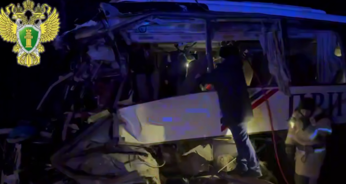 Следователи осматривают пострадавший автобус / Скриншот кадра видео прокуратуры Приморского края