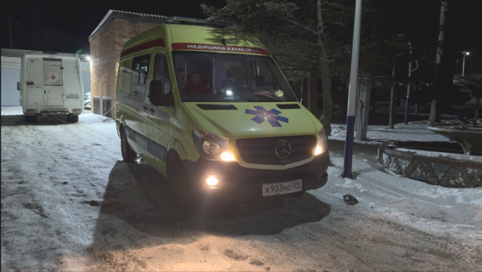 Экипажи карет скорой помощи принимают пострадавших туристов / Фото: министерство здравоохранения Приморского края