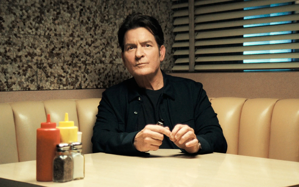 Чарли Шин в документальном сериале о себе «Также известный как Чарли Шин» (2025)