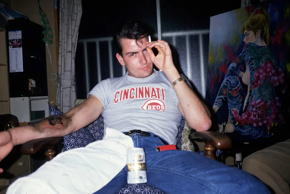 Чарли Шин во время сессии в тату-салоне, 1990-е