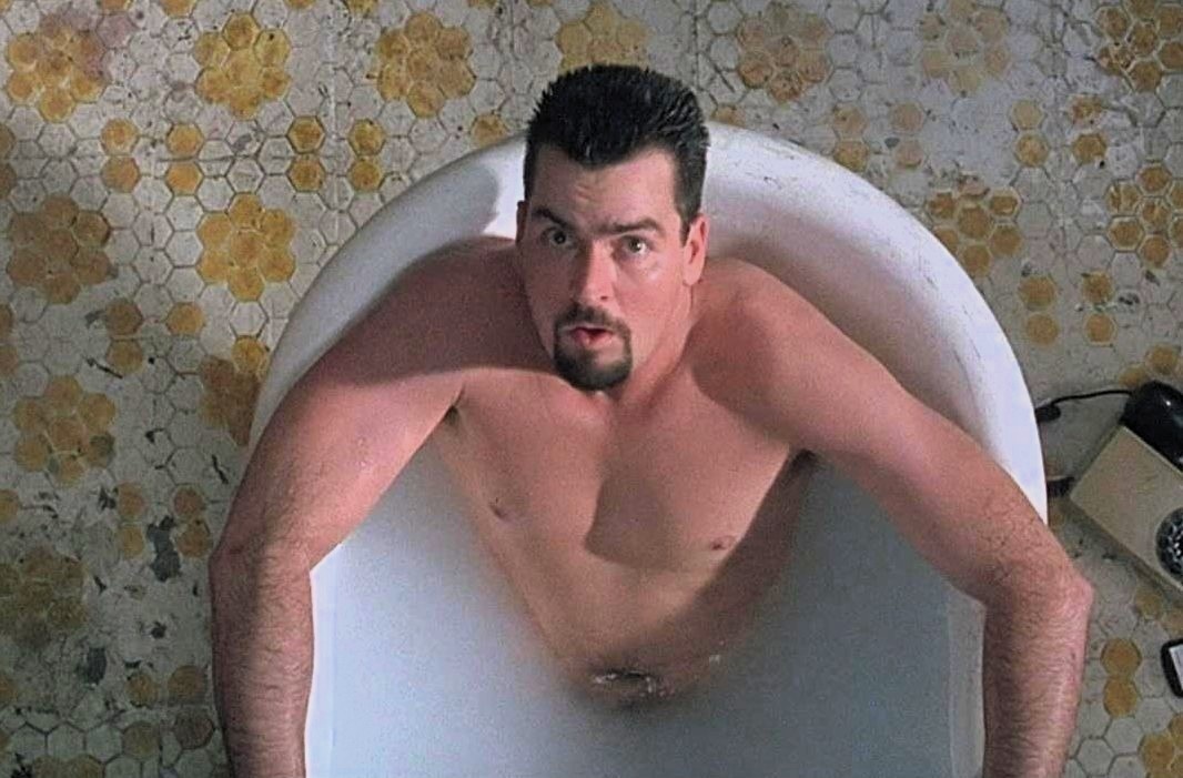 Чарли Шин в фильме «Прибытие» (1996)