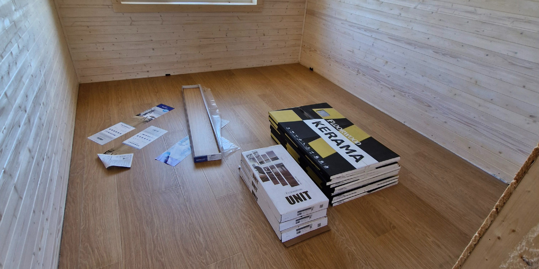 Как состыковать без порога ламинат в дверном проеме, если на стыке оказалась половина плашки?