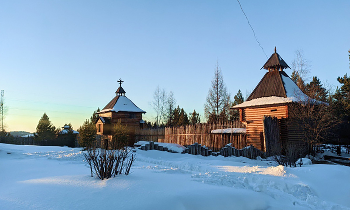 Музей под открытым небом «Илимский острог», который восстанавливают на территории курорта «Русь» в Усть-Илимске. Фото: mk.ru