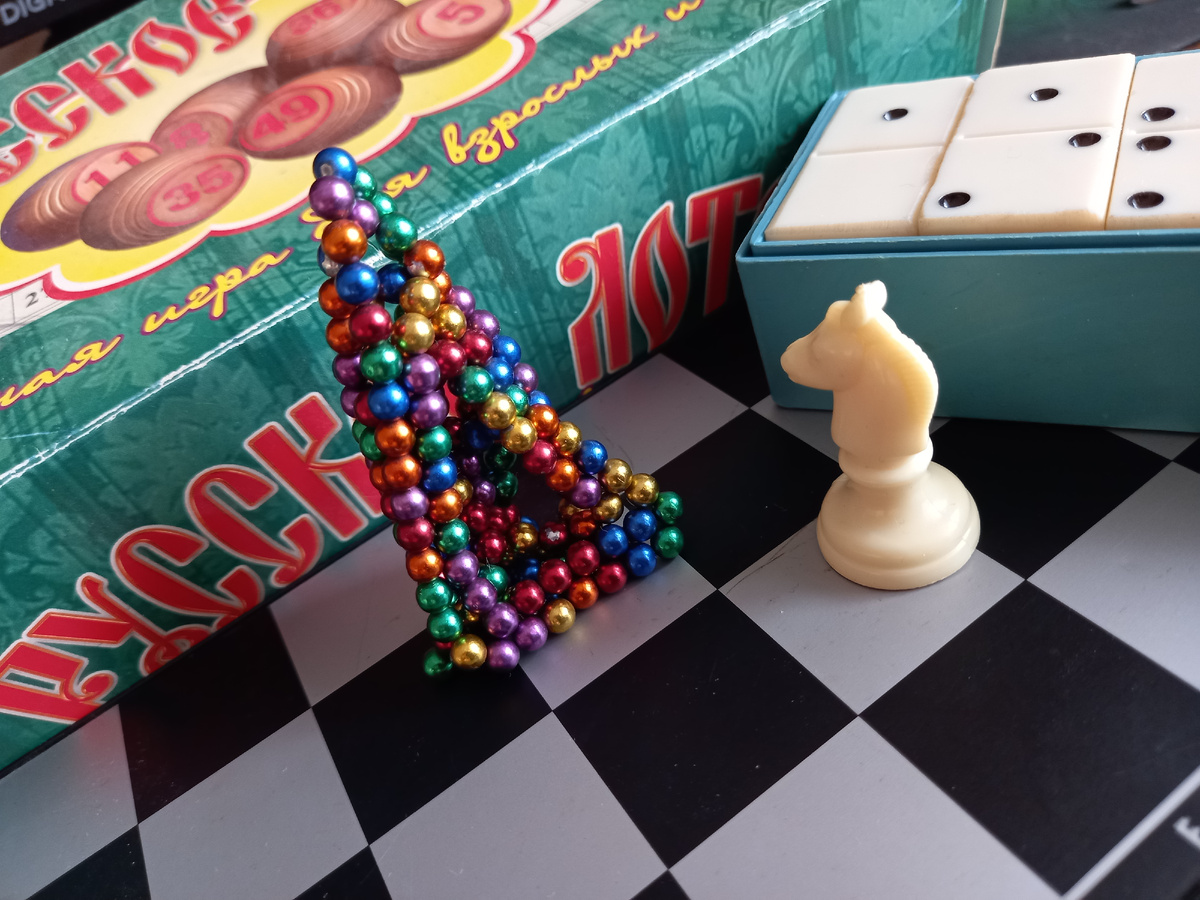 Настольные игры, традиционные и новые, помогут отвлечь детей от гаджетов. Фото автора.