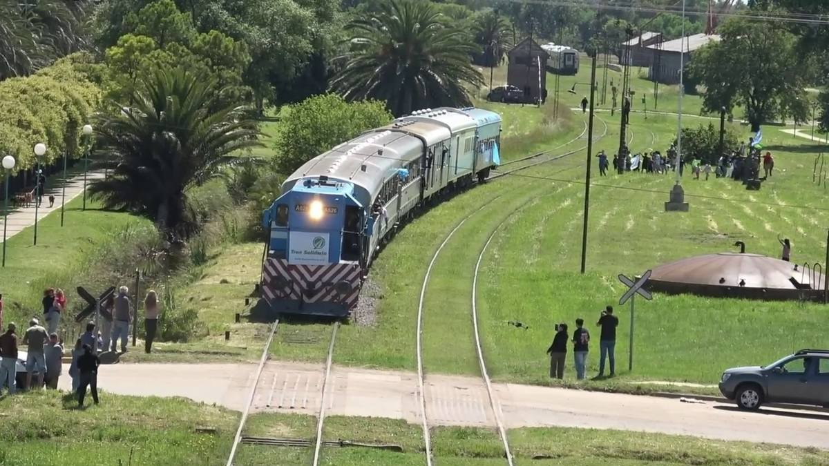 Поезд пересекает неохраняемый переезд.