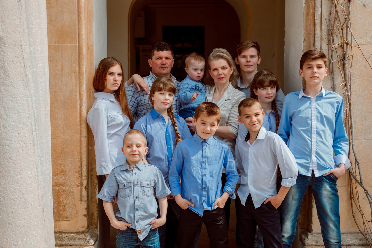 Светлана, Андрей и дети заняли первое место в городском конкурсе «Семья года» в номинации «Многодетная семья», первое место в конкурсе «Семья России» в двух номинациях: «Семейные традиции» и «Герой семьи».