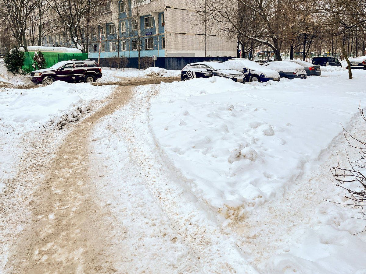 "Вычищенный" тротуар в Бабушкинском районе.