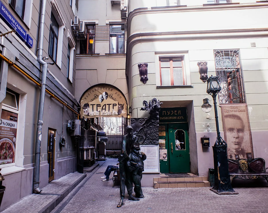 В школьные годы многие школьники (в том числе и я) посещают с экскурсией этот дом, где жил автор романа "Мастер и Маргарита" - Михаил Булгаков