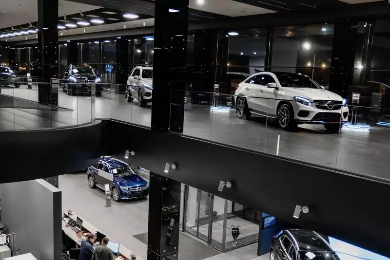 Новые ценники в автосалонах вызывают у покупателей легкое головокружение и тяжелую депрессию