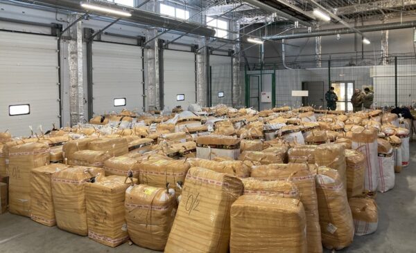 Упакованная одежда на одном из 400 таможенных пунктов