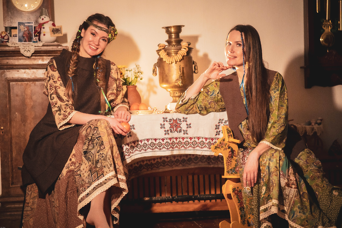 На моделях: платье "Тааруга", сарафан "Юлия", жилет "Славянка"