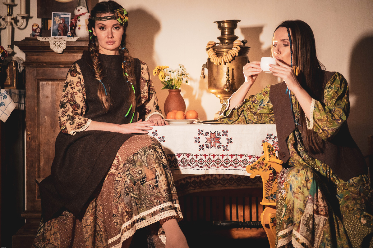 На моделях: платье "Тааруга", сарафан "Юлия", жилет "Славянка"