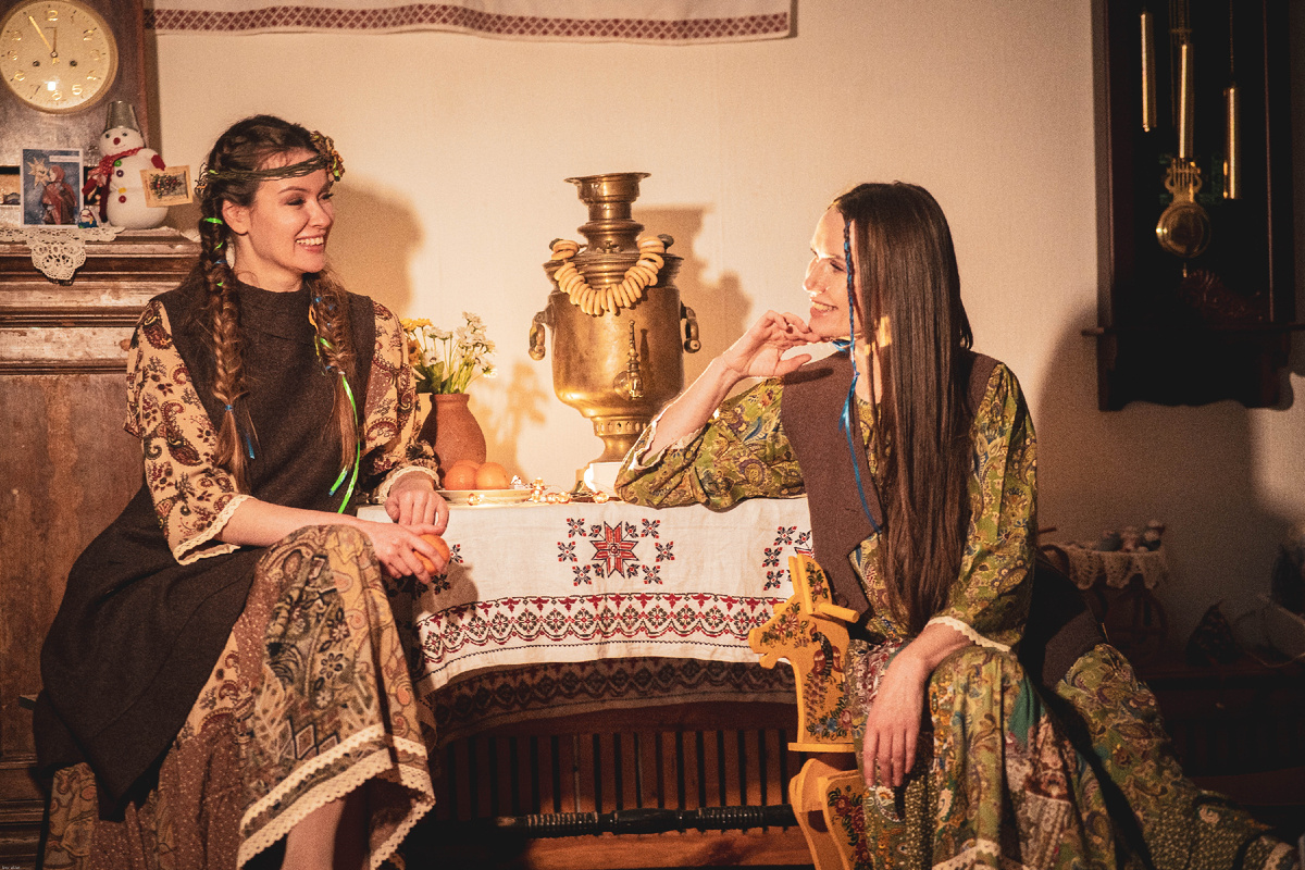 На моделях: платье "Тааруга", сарафан "Юлия", жилет "Славянка"