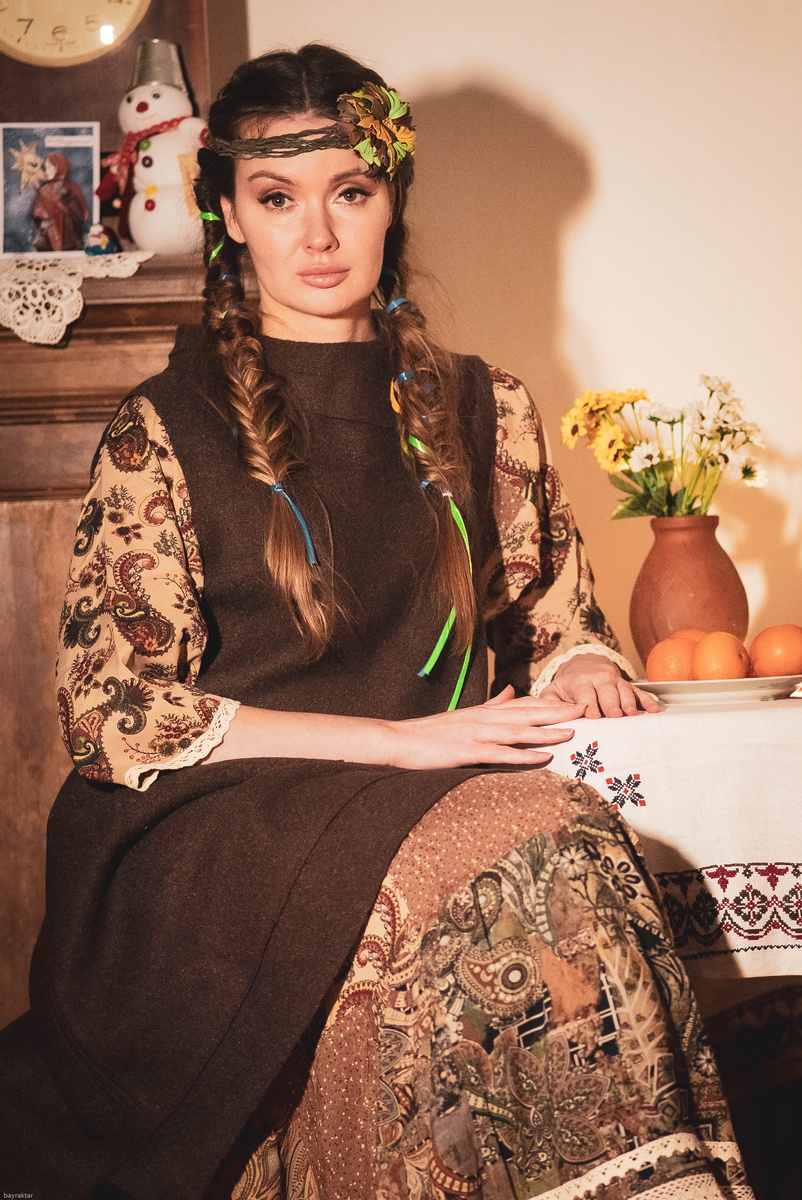 На модели: платье "Тааруга", сарафан "Юлия"