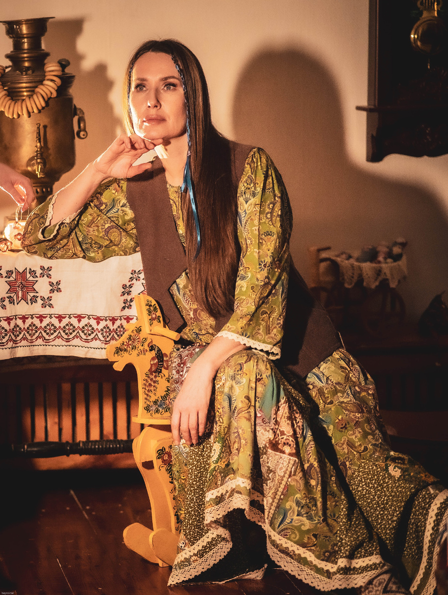 На модели: платье "Тааруга", жилет "Славянка"