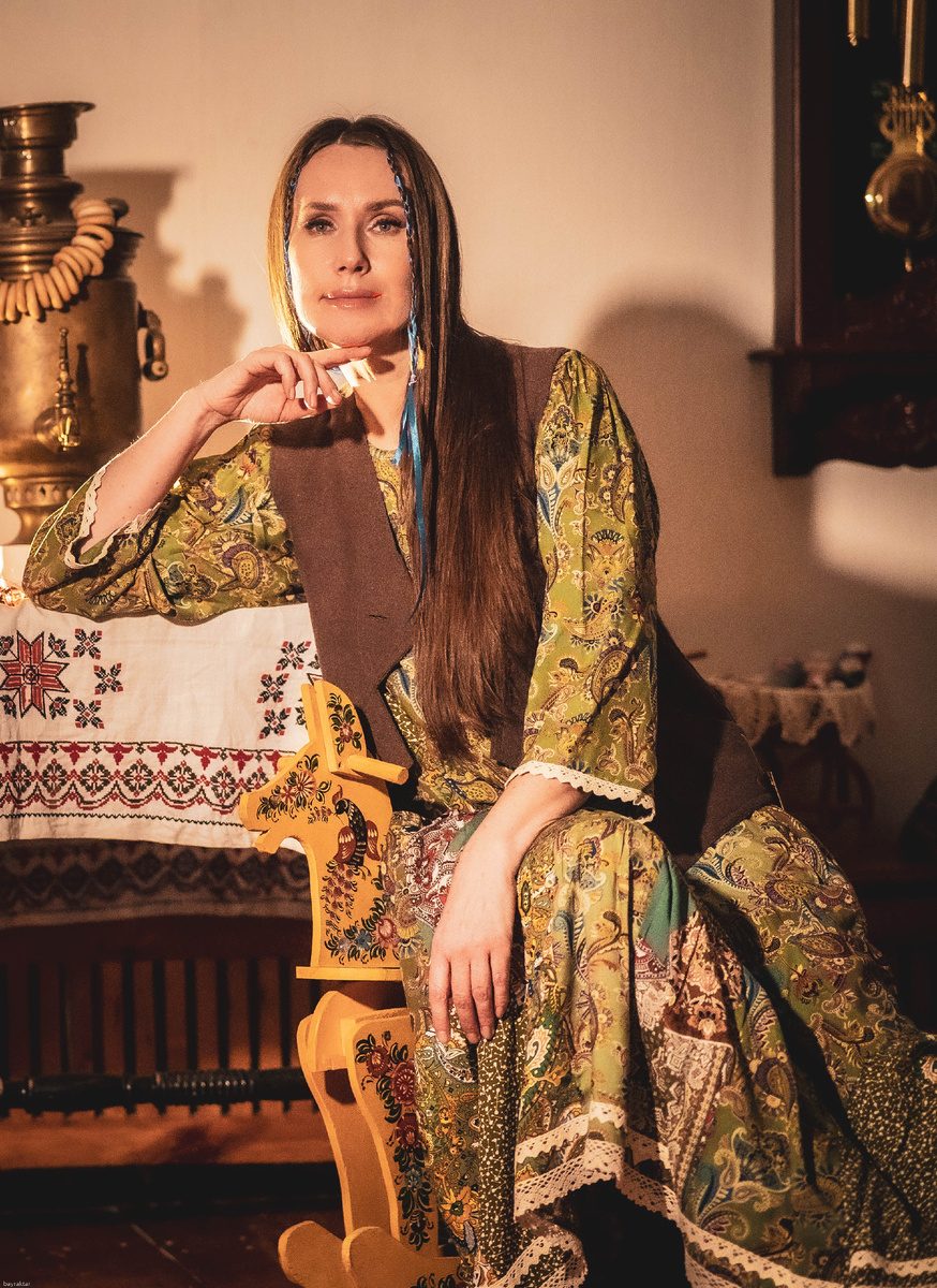 На модели: платье "Тааруга", жилет "Славянка"