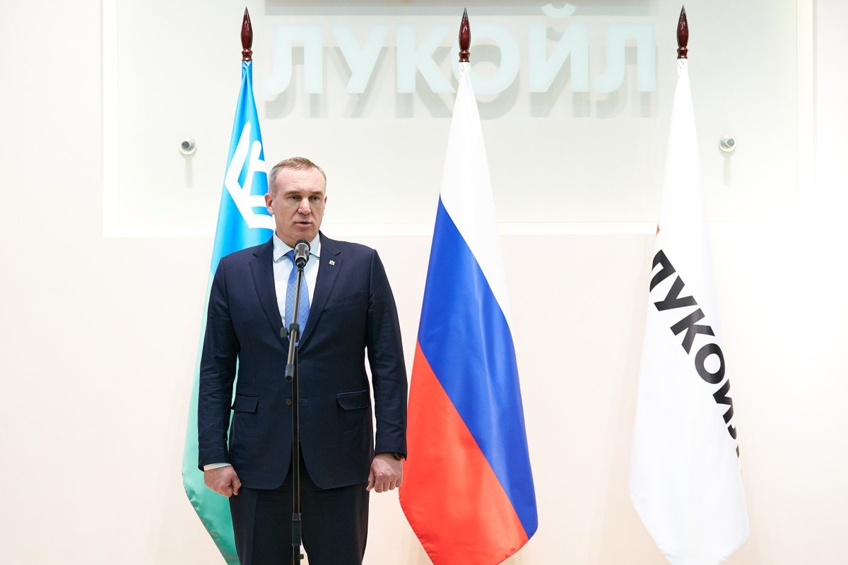    Руслан Кухарук вручил президентские госнаграды сотрудникам «ЛУКОЙЛА»