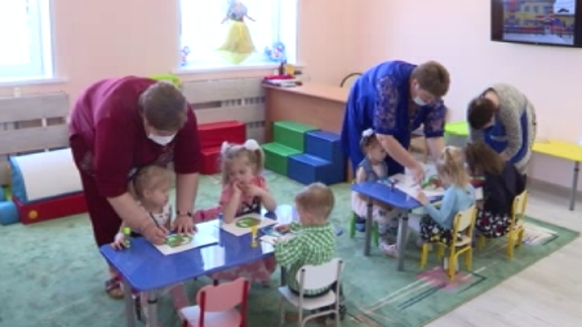    Владимир Путин предложил продлить работу ясельных групп и детских садов до двадцати часов в Курской области