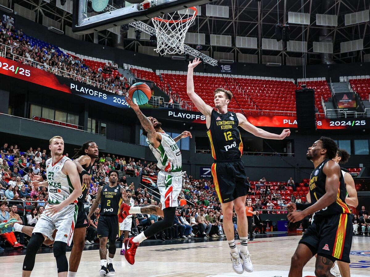    Девон Акун-Перселл и Кирилл Елатонцев в матче за 3-е место баскетбольного турнира "Единая лига ВТБ" в Краснодаре | © РИА Новости / Виталий Тимкив