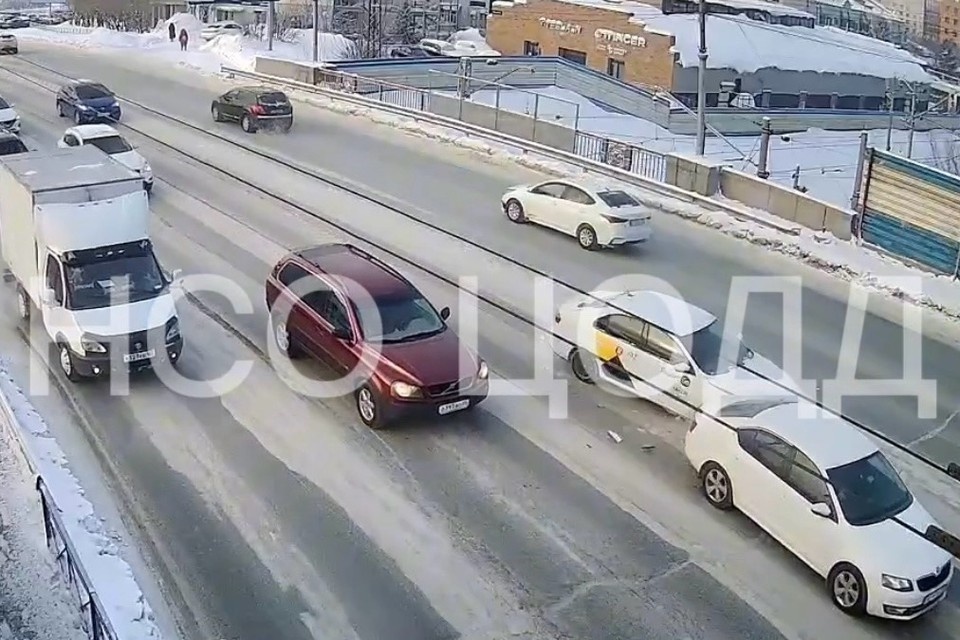    В Новосибирске произошла авария с участием такси. Фото: кадр из видео ГКУ НСО ЦОДД