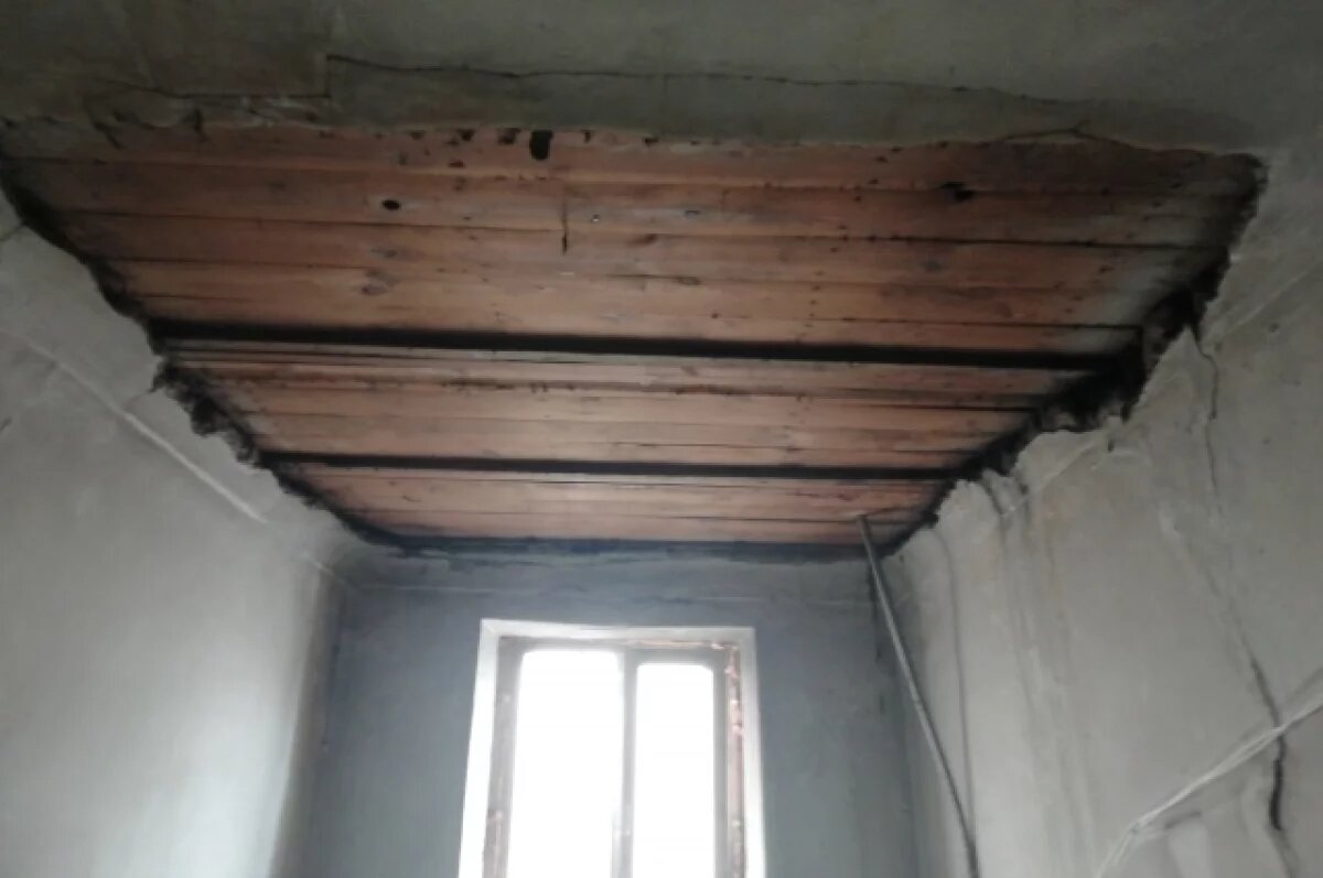    Администрация Омска прокомментировала обрушение потолка в аварийном бараке