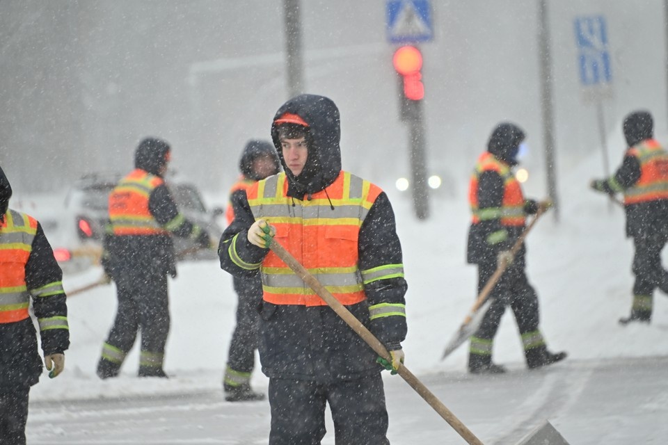    За прошедшие сутки в уборке города от снега участвовали 303 дорожных рабочих. Евгения ГУСЕВА