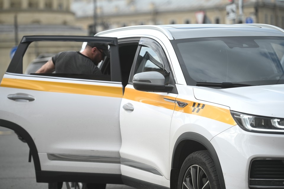    Таксисты официально должны вести деятельность и стоять на налоговом учете в Северной столице. Алексей БУЛАТОВ