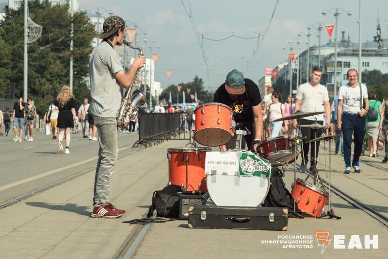    ЕАН. Молодежь на улицах Екатеринбурга