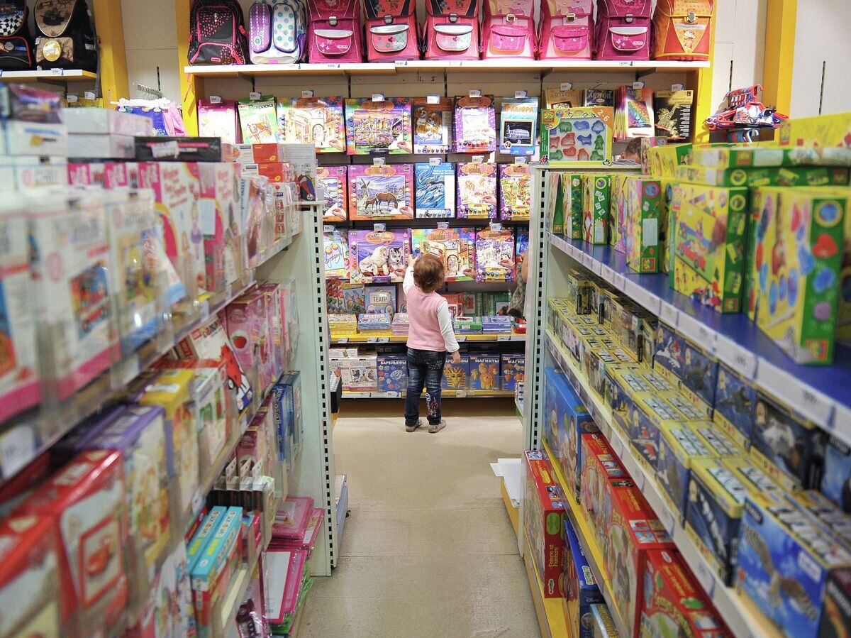    % Ребенок в магазине "Детский мир"© РИА Новости . Рамиль Ситдиков