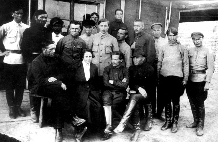    Виктор Белаш (в первом ряду слева), Нестор Махно с супругой, братьями и соратниками. Фото: Wikipedia.org/Общественное достояние