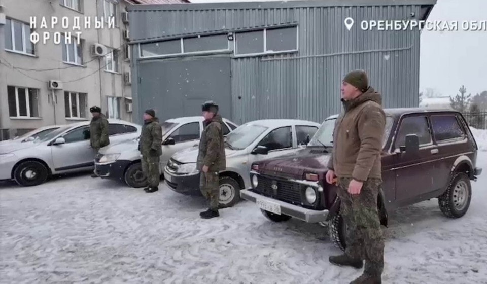    Партия помощи включает в себя две «Лады Гранты», «Рено Флюенс» и внедорожник «Нива». Фото: Народный фронт Оренбургской области