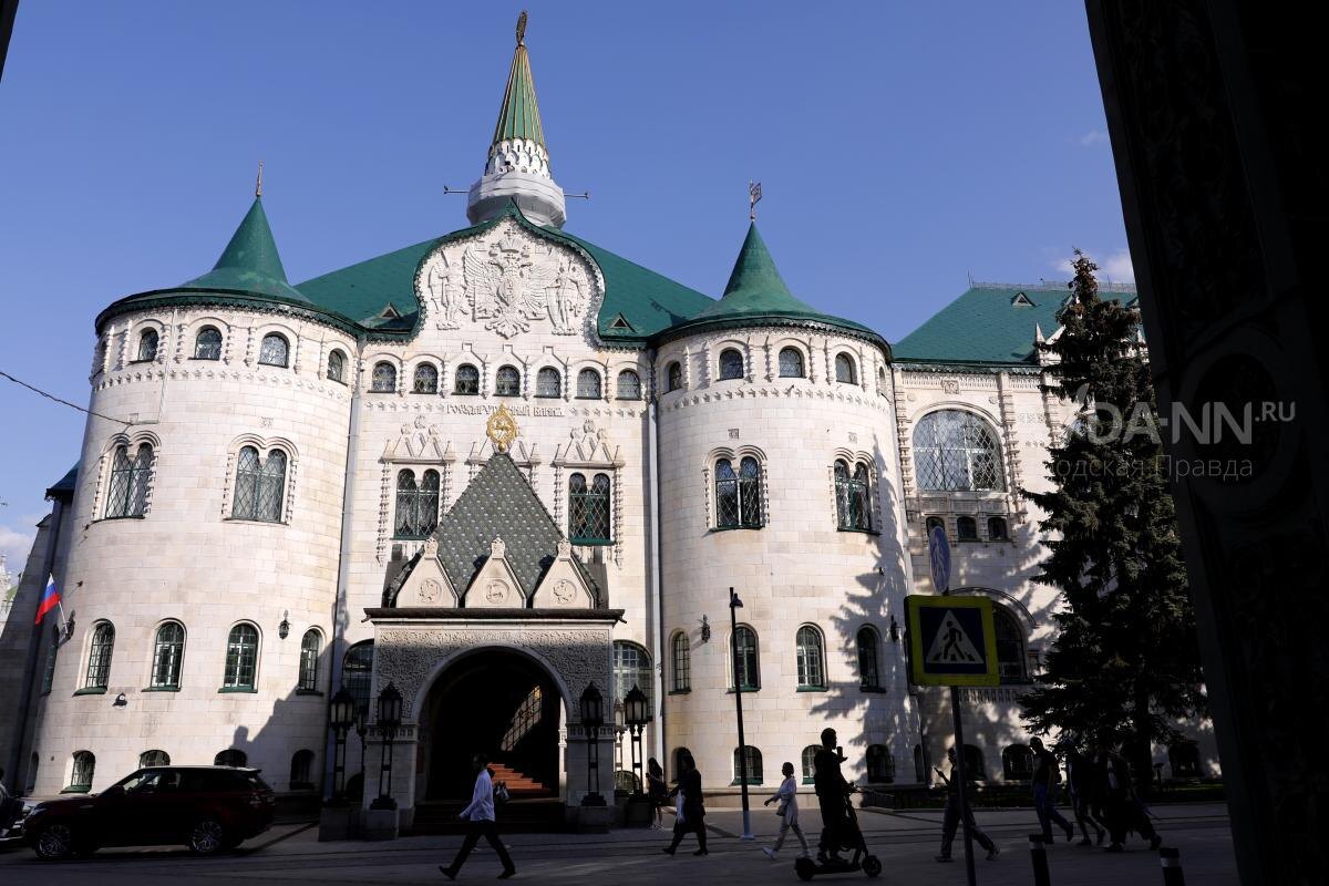    Центробанк напоминает одновременно царскую избу из сказок Александра Сергеевича Пушкина и европейский Хогвартс