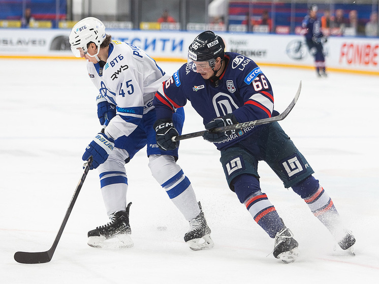     Нападающий тольяттинцев Никита Михайлов (справа). Фото: Андрей Холмов/ХК «Лада»