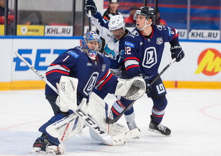     Александр Трушков на страже ворот волжан в матче против «Барыса». Фото: Андрей Холмов/ХК «Лада»