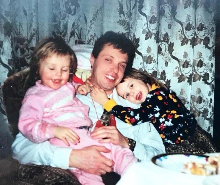    Детские годы Насти с отцом и сестрой Валентиной